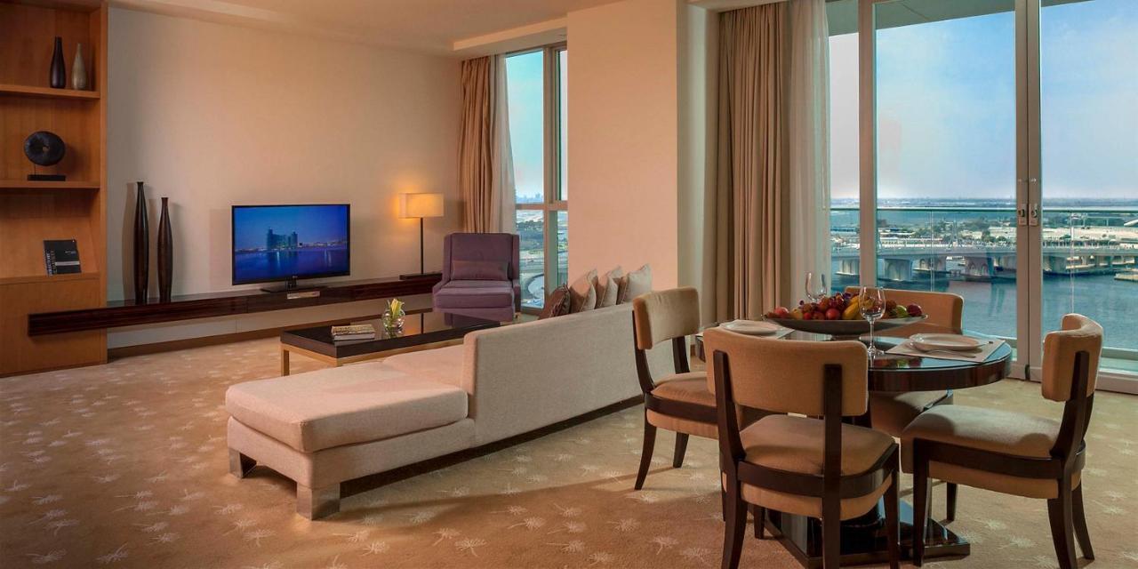 Intercontinental Residence Suites Dubai Festival City By Ihg Exterior foto A suite at the Jumeirah Emirates Towers Hotel