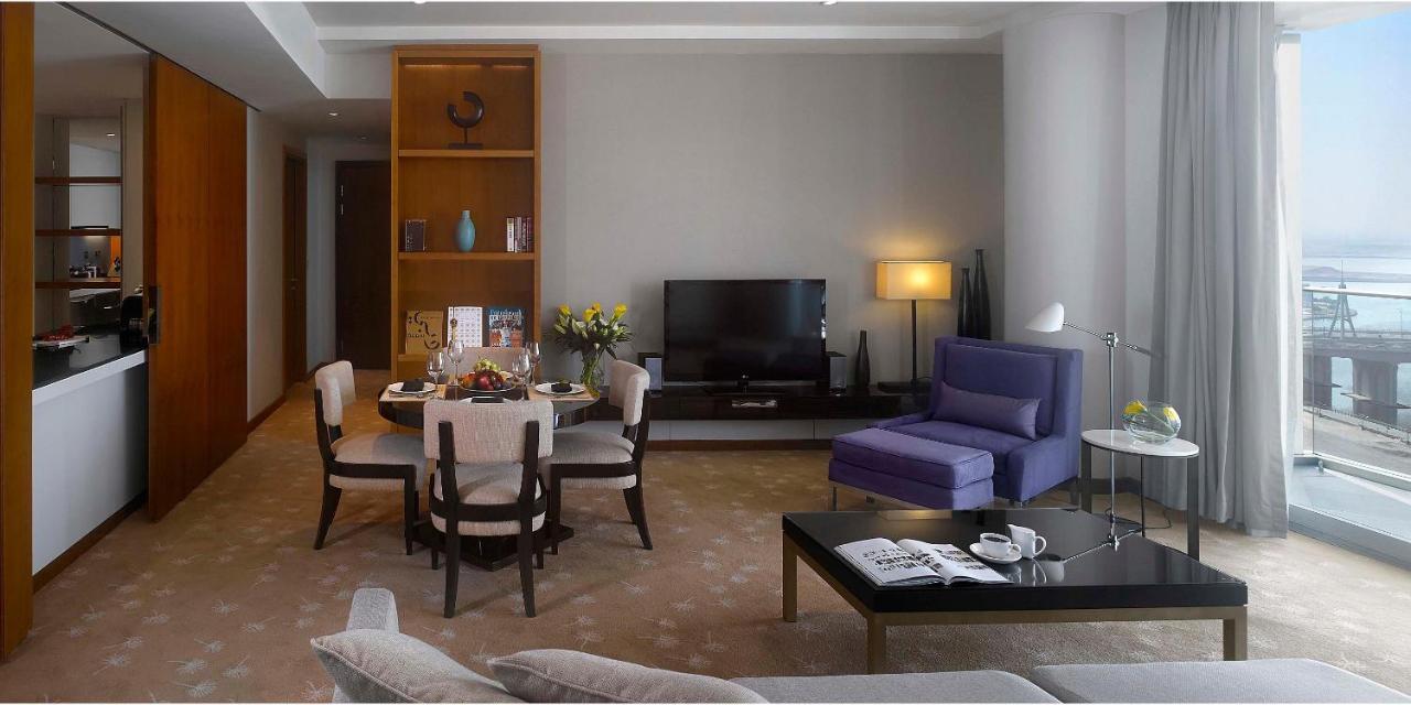 Intercontinental Residence Suites Dubai Festival City By Ihg Exterior foto A living room in a suite at the hotel