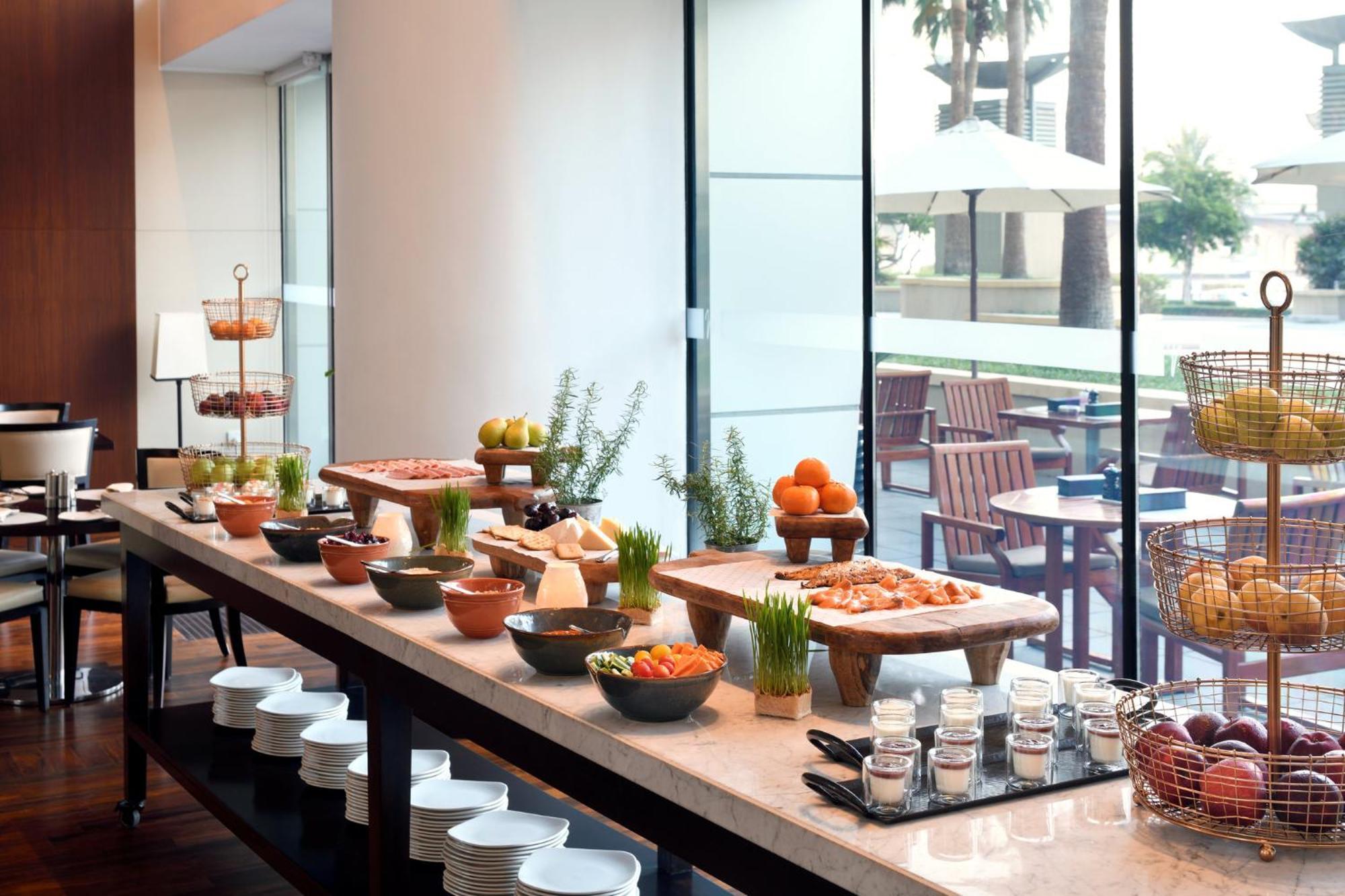 Intercontinental Residence Suites Dubai Festival City By Ihg Exterior foto A buffet at a hotel