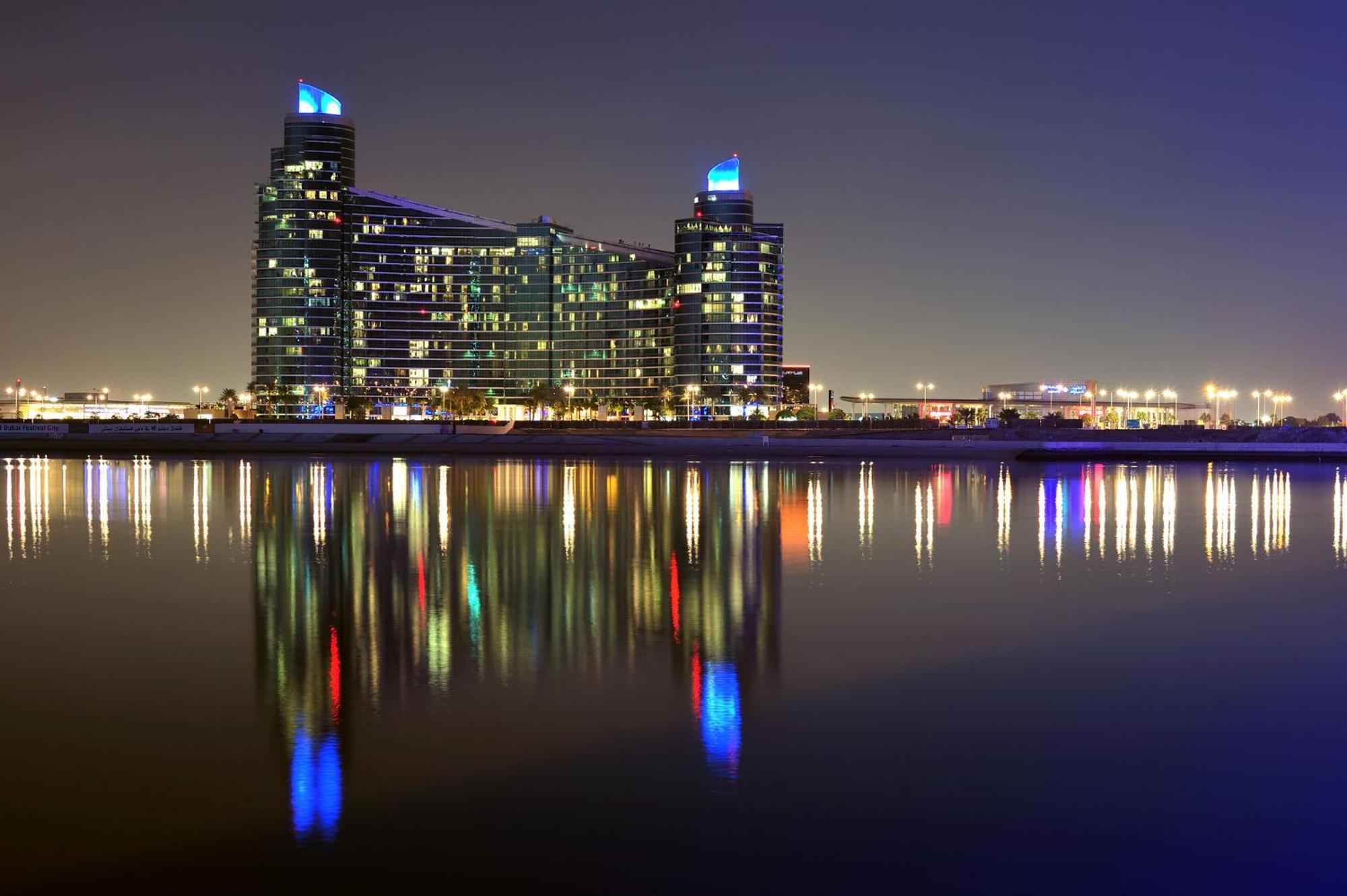 Intercontinental Residence Suites Dubai Festival City By Ihg Exterior foto Marina Towers at night
