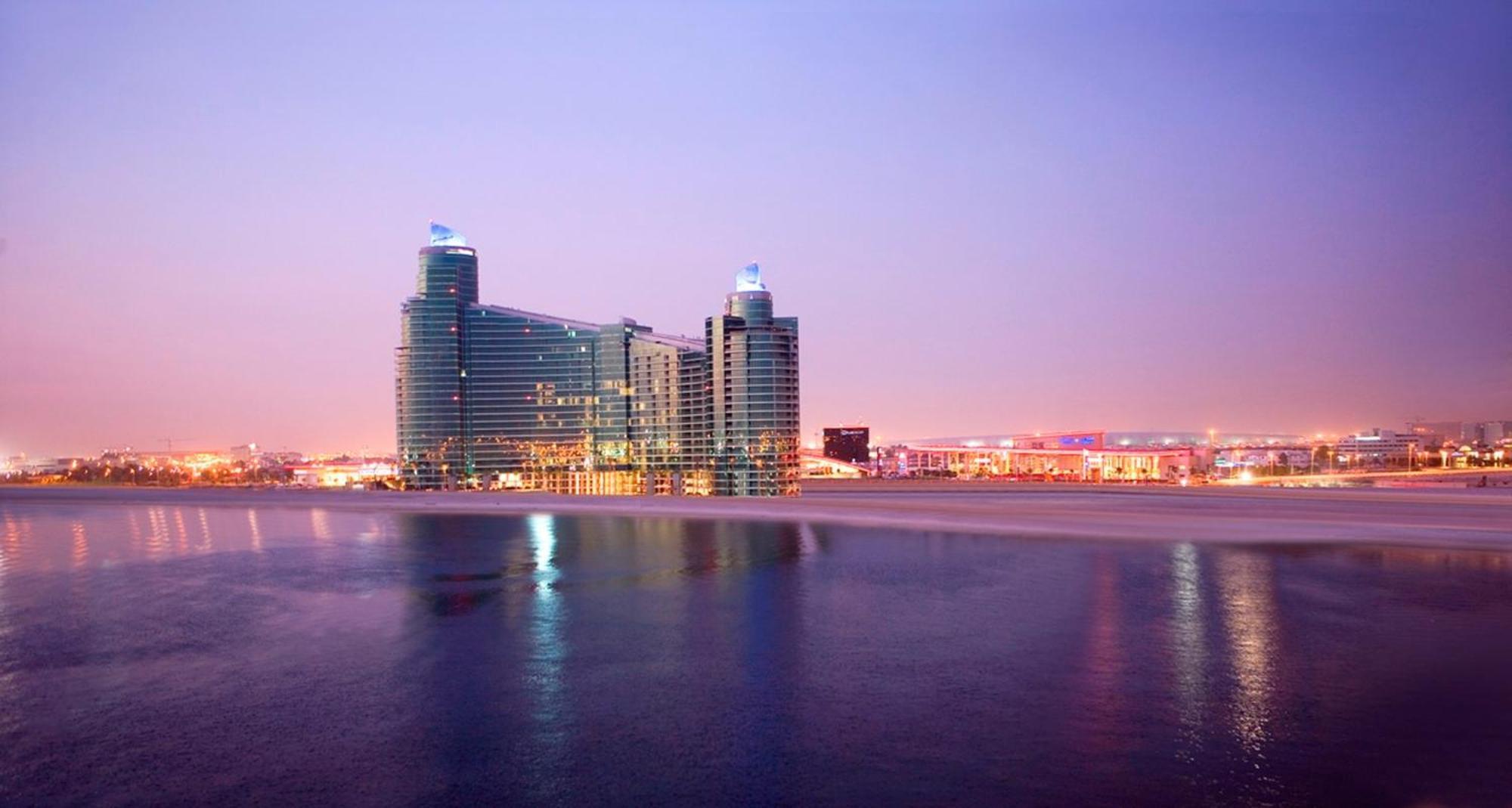 Intercontinental Residence Suites Dubai Festival City By Ihg Exterior foto The Marina Towers at night