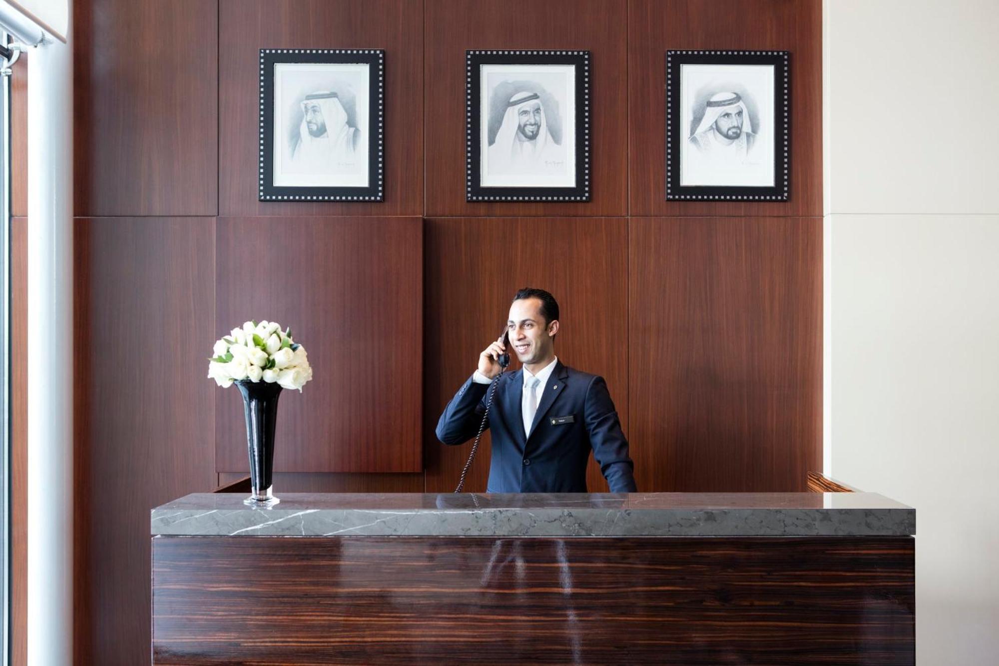 Intercontinental Residence Suites Dubai Festival City By Ihg Exterior foto A hotel concierge