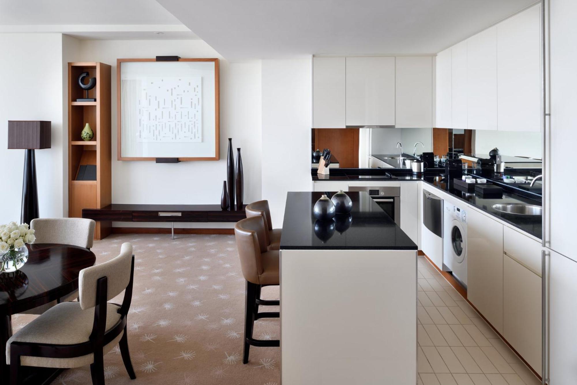 Intercontinental Residence Suites Dubai Festival City By Ihg Exterior foto A kitchen in a suite at The Ritz-Carlton, Dubai