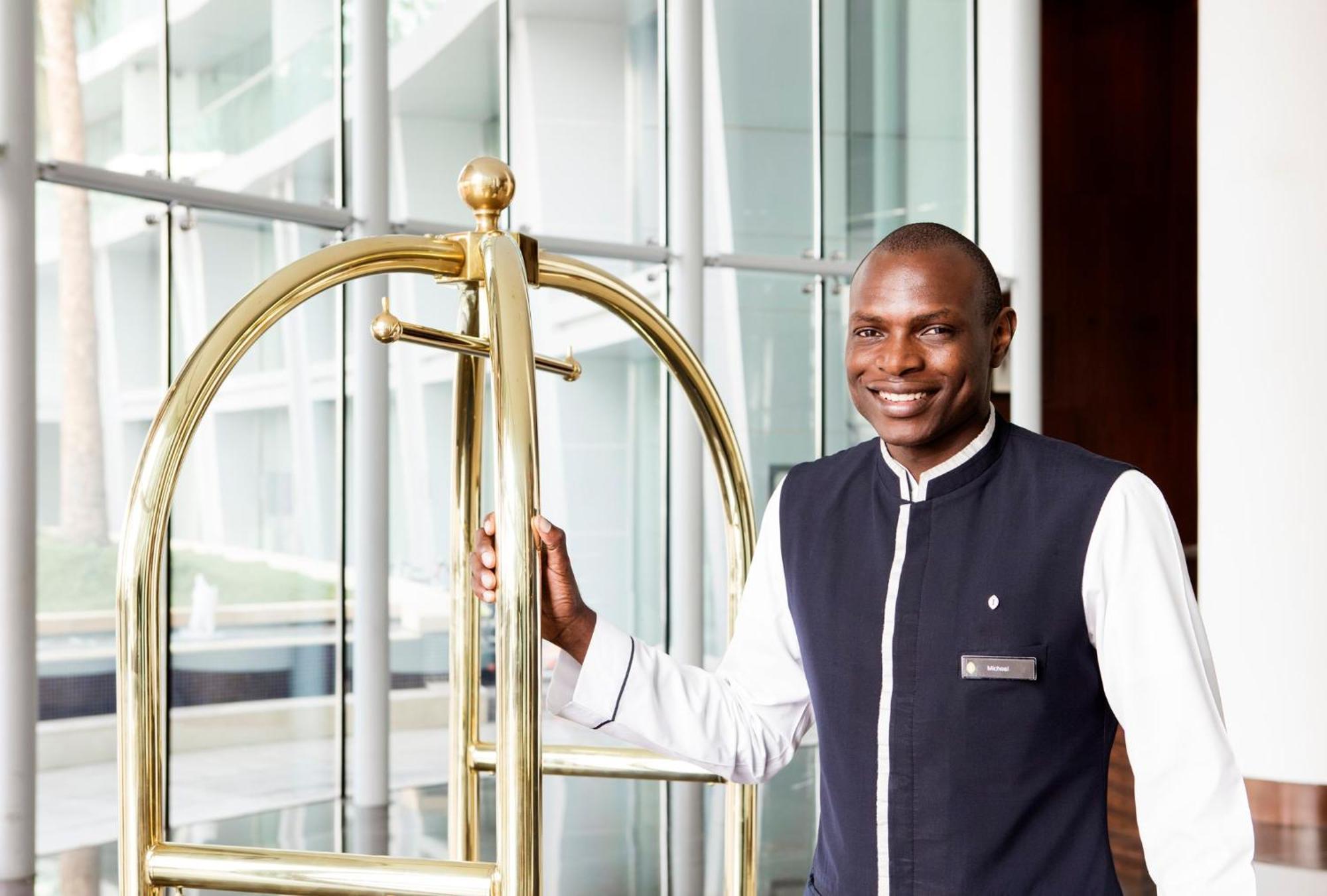 Intercontinental Residence Suites Dubai Festival City By Ihg Exterior foto A bellboy